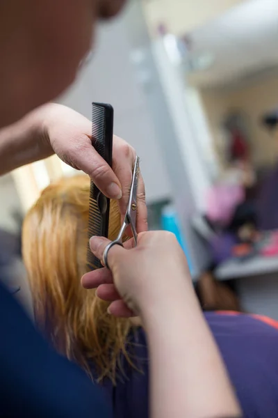 Ножницы для стрижки волос для женщин в салоне красоты — стоковое фото