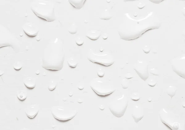 Druppels water op een witte achtergrond — Stockfoto
