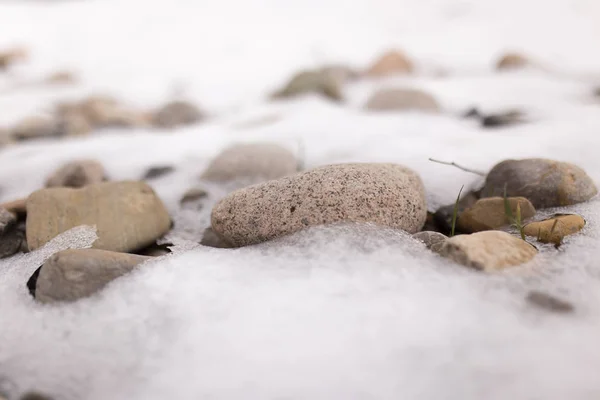 Pierres dans la neige sur la nature — Photo