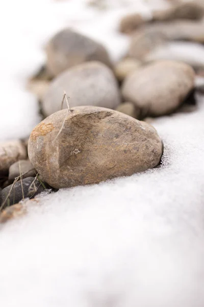雪の中の石は — ストック写真