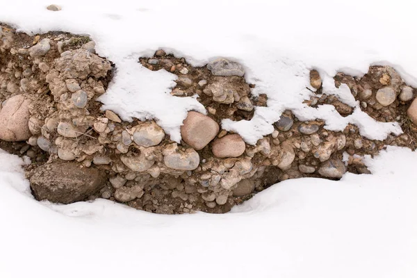 Piedras en la nieve en la naturaleza —  Fotos de Stock