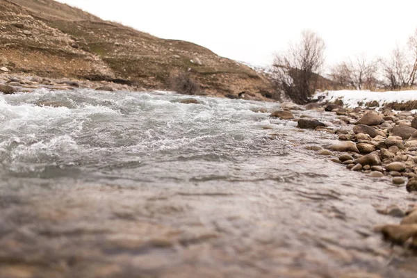 在大自然中，冬天的山河 — 图库照片