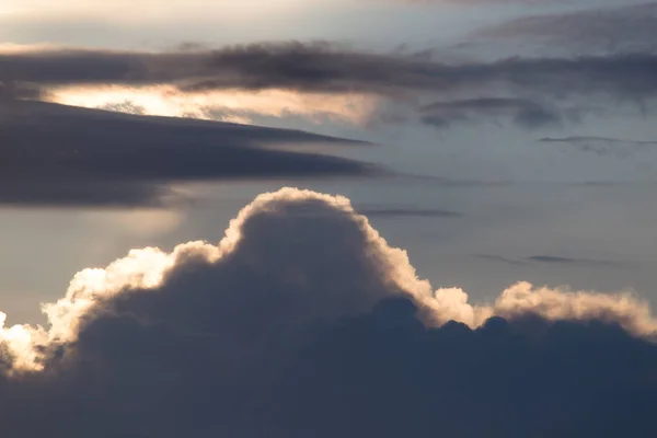 Langit indah latar belakang dengan awan saat matahari terbenam — Stok Foto