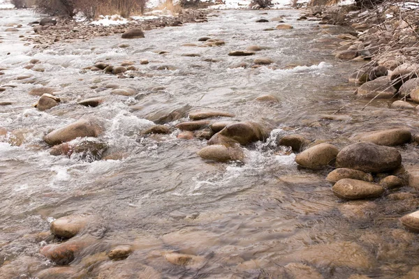 Kazakistan'ın dağ nehir doğada