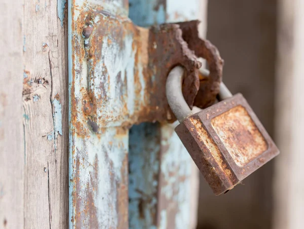 Old rusty lock on the door — Stock Photo, Image