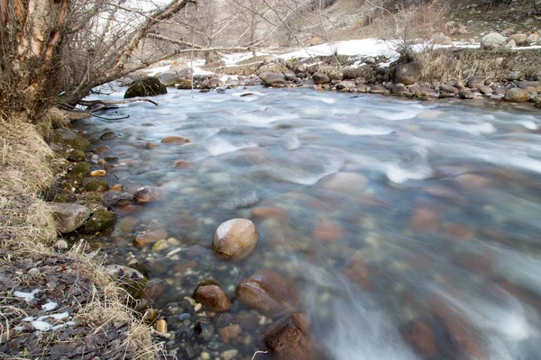 Río de montaña en el invierno en la naturaleza —  Fotos de Stock