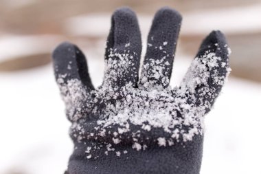 yandan mitten üzerinde kar