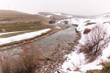Doğada kışın akan nehir.