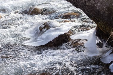 Doğada kışın akan nehir.
