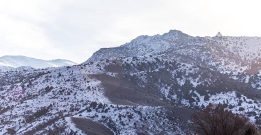Kışın Tian Shan 'ın karla kaplı dağları