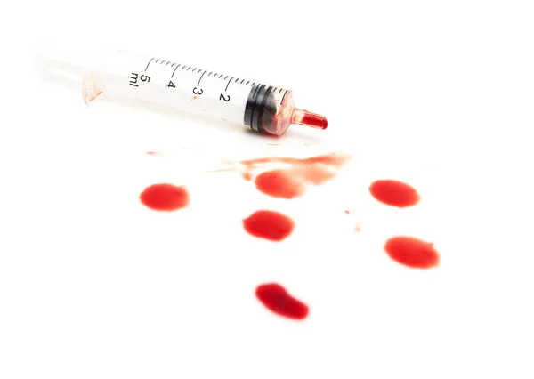 白い背景の上の注射器と赤血 — ストック写真