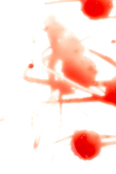 Красная кровь на белом фоне — стоковое фото
