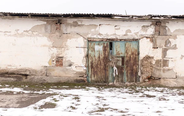 Oude afbrokkelende bakstenen huis in de winter — Stockfoto