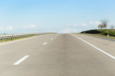 doğa yeni asfalt yolda