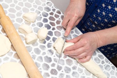 Mutfakta bir bıçakla hamur kesme