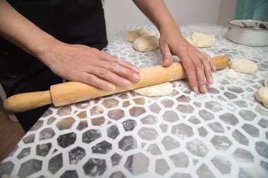 Mutfakta merdaneyle hamuru kaplıyor.