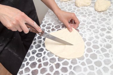 Mutfakta bir bıçakla hamur kesme