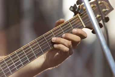 Sahne Alanı'nda gitar çalmak