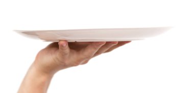 Beyaz arka planda elinde beyaz bir plaka var.