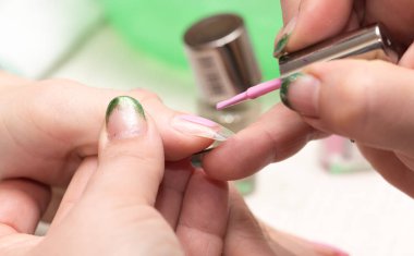 Güzellik salonunda manikür.