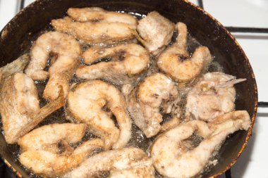 Balık tereyağında tavada kızarır.