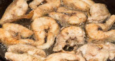 Balık tereyağında tavada kızarır.