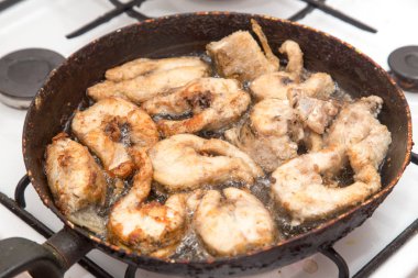 Balık tereyağında tavada kızarır.