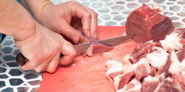 Bir bıçak ile kesme et