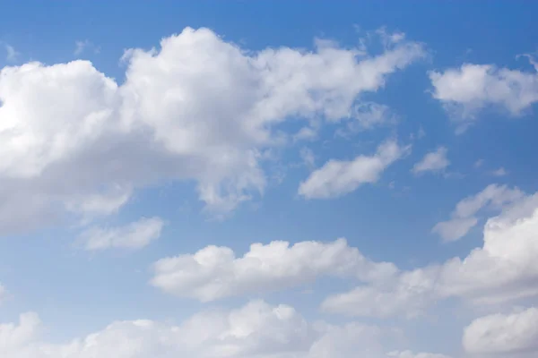 Belle nuvole su un cielo blu — Foto Stock