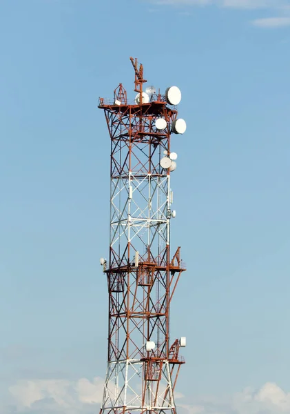 Antenne de télédiffusion contre le ciel — Photo