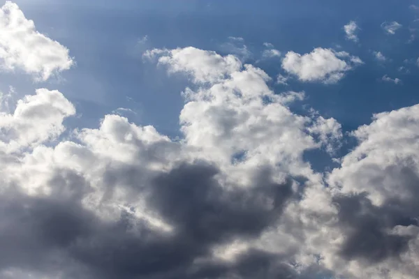 Belle nuvole su un cielo blu — Foto Stock