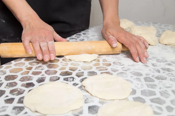 Rivestire l'impasto con un mattarello in cucina — Foto Stock