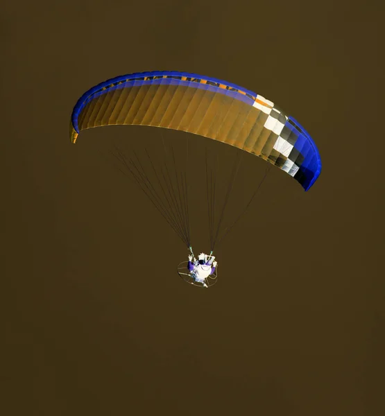 Parachute in de lucht in de omkering — Stockfoto