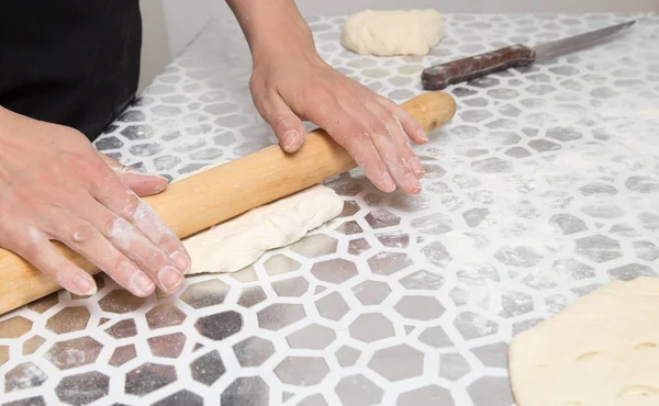 Cubriendo la masa con un rodillo en la cocina — Foto de Stock