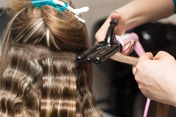 Envolva o cabelo em um salão de beleza — Fotografia de Stock