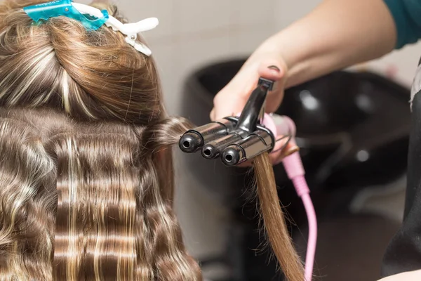 Envolva o cabelo em um salão de beleza — Fotografia de Stock