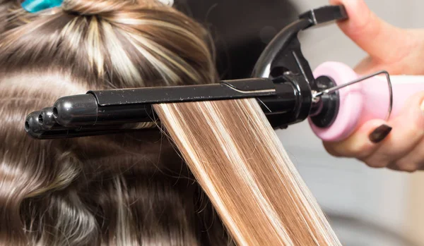 Envolver el cabello en un salón de belleza — Foto de Stock