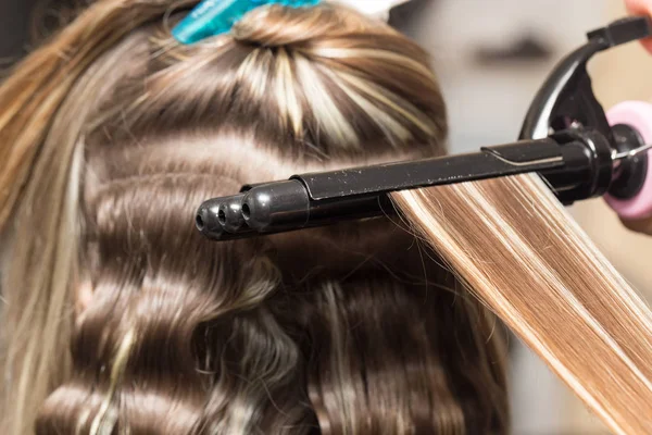 Zabalit vlasy v salonu krásy — Stock fotografie
