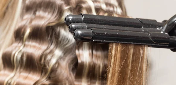Owinąć włosy w salonie piękności — Zdjęcie stockowe