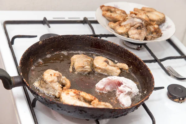 Fisch wird in einer Pfanne in Butter gebraten — Stockfoto