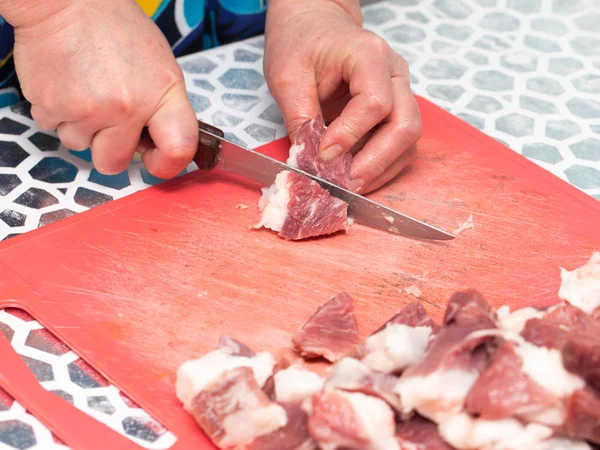 Styckning av kött med en kniv — Stockfoto