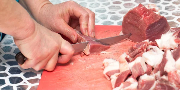 Corte de carne com uma faca — Fotografia de Stock
