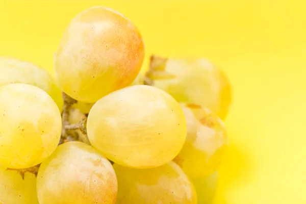 Uvas sobre fondo amarillo — Foto de Stock