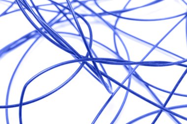 beyaz zemin üzerinde mavi kablo