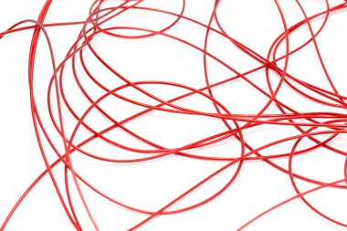 beyaz zemin üzerine kırmızı tel