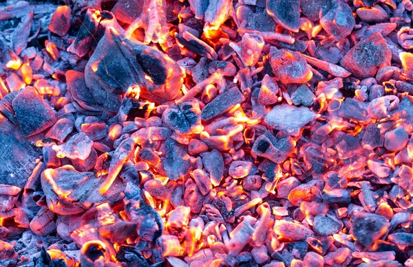 Burning charcoal as a background. texture — Stock Photo, Image