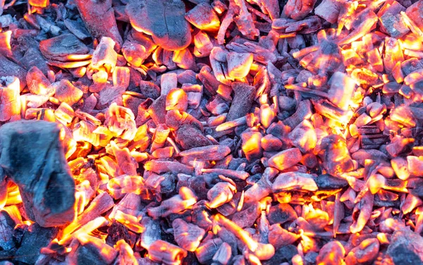 Burning charcoal as a background. texture — Stock Photo, Image