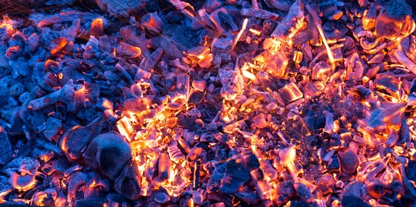 Burning charcoal as a background. texture — Stock Photo, Image