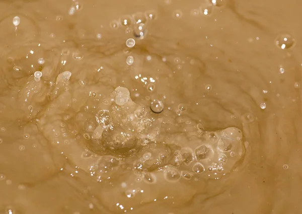 Gotas de água caindo na água suja — Fotografia de Stock