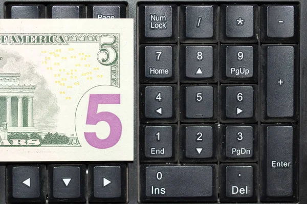 온라인 비즈니스 개념입니다. 노트북 키보드에 미국 달러 지폐 — 스톡 사진
